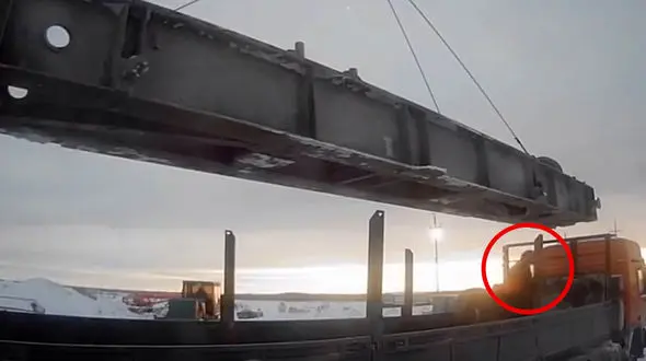 ببینید / پارگی سیم های جرثقیل موجب حادثه برای کارگران