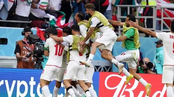 آرایشگر 2 آتیشه فوتبالی در شهرک غرب + فیلم گفتگو درباره حماسه تیم ملی در قطر