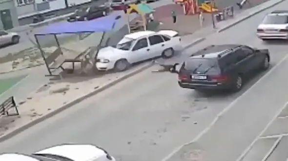 ببینید / تصاویر ترسناک از لحظه زیر گرفتن دختر جوان توسط خودروی سواری؛ وحشت راننده...