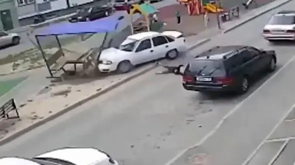 ببینید / نجات معجزه‌آسای یک عابرپیاده از تصادف مرگبار!