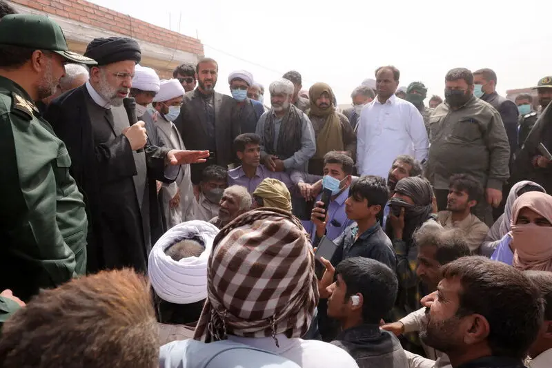 طوفان شن در دیدار آیت‌الله رئیسی با مردم روستای کروچان کرمان - سفر استانی هیات دولت به کرمان