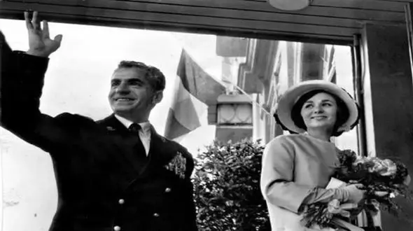 عکس سفر به ایام قدیم / چمباتمه زدن فرح  پهلوی کنار دختر دستفروش خوش لباس و محجبه 