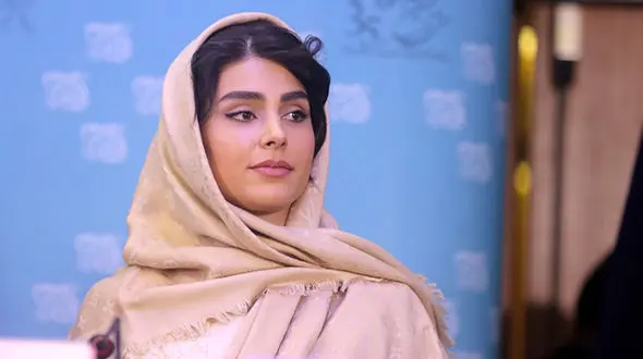 عکس نامتعارف از لاله مرزبان با شال شیشه ای ! / مسیری که به اشتباه می رود !