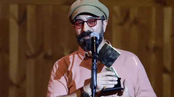 مجید صالحی جایزه بهترین بازیگر نقش مکمل مرد را به بهروز وثوقی تقدیم کرد + فیلم