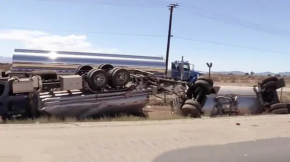 ببینید / لحظه وحشتناک چپ کردن یک کامیون حمل سوخت