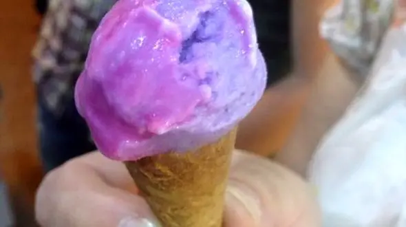 
بستنی عجیبی که هنگام خوردن رنگش تغییر می‌کند+ تصاویر
