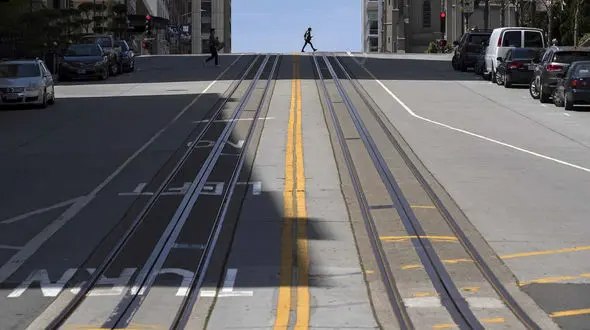 فرار معجزه آسای کودک از دو حادثه رانندگی پیاپی! + فیلم