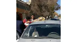 نجات از مرگ کودک 2 ساله از خودروی داغ و بدون اکسیژن / افسر پلیس اتفاقی فرشته نجات کودک شد