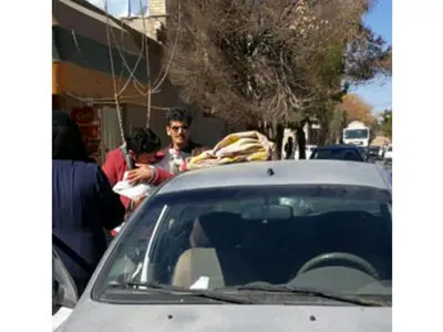 نجات از مرگ کودک 2 ساله از خودروی داغ و بدون اکسیژن / افسر پلیس اتفاقی فرشته نجات کودک شد