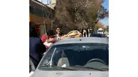 نجات از مرگ کودک 2 ساله از خودروی داغ و بدون اکسیژن / افسر پلیس اتفاقی فرشته نجات کودک شد