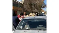نجات از مرگ کودک 2 ساله از خودروی داغ و بدون اکسیژن / افسر پلیس اتفاقی فرشته نجات کودک شد