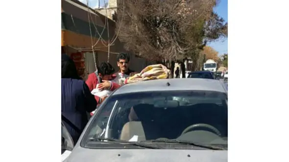 نجات از مرگ کودک 2 ساله از خودروی داغ و بدون اکسیژن / افسر پلیس اتفاقی فرشته نجات کودک شد