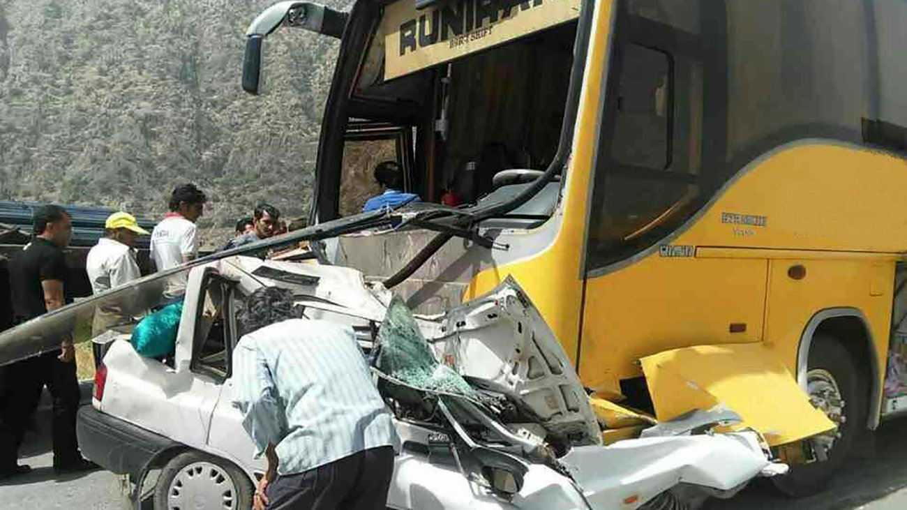 تصادف خونین اتوبوس با پراید درجاده مبارکه به اصفهان / 14 زن و مرد راهی بیمارستان شدند 