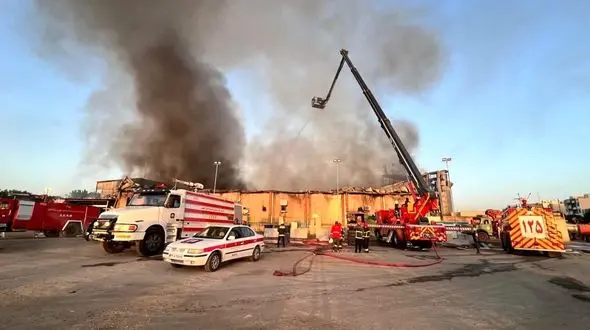 حمله شبانه آتش به دل بازار شاهین‌شهر