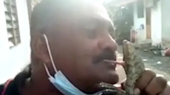 خوردن زبان مارمولک زنده توسط یک مرد + فیلم16+