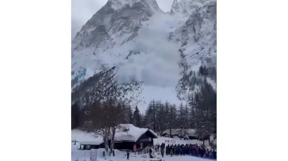 فیلم سقوط مرگبار بهمن در پیست اسکی ایتالیا؛ ۳ نفر جان باختند