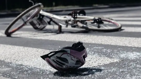 ببینید / لحظه تصادف دردناک یک راننده سر به هوا با دوچرخه‌سوار + فیلم