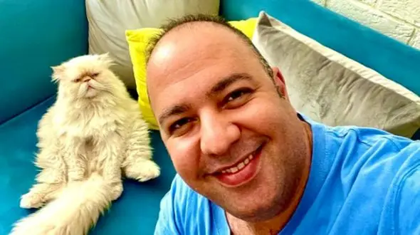 فیلم / علی اوجی هم خوشگل شد/ تغییر چهره علی اوجی همسر نرگس محمدی بعد از عمل تخلیه چربی+فیلم