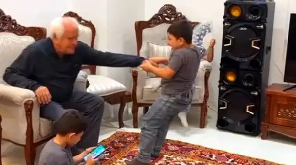 فیلم آواز شاد / ببینید سه قلوهای شیطون بلا  با پدر بزرگشون چه غوغایی می کنن !