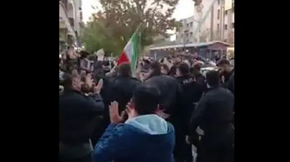 فیلم رقص و آوازخوانی نیروهای یگان ویژه وسط خیابان /  در روزی که رقصیدن جرم نبود !