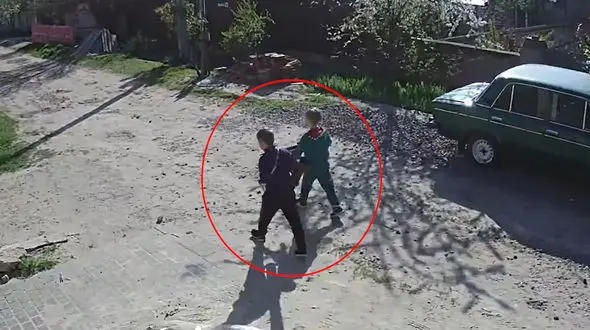 بچه ها نباید با اسلحه و راکت انداز بازی کنند + فیلم  شلیک راکت و ترس 2 بچه شیطون !