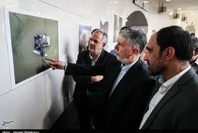  بازدید سیدعباس صالحی وزیر فرهنگ و ارشاد اسلامی و احمد مسجد جامعی عضو شورای شهر تهران از نمایشگاه عکس "خانه‌ای که سیل برد، مهری که سیل آورد" در ایوان انتظار میدان ولیعصر(عج) 