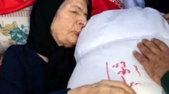 عکس تلخ / وداع باورنکردنی مادر شهید محمد علیپور / 9 روز پس از دیدار با پیکر پسرش جان سپرد