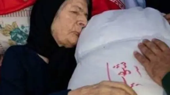 عکس تلخ / وداع باورنکردنی مادر شهید محمد علیپور / 9 روز پس از دیدار با پیکر پسرش جان سپرد