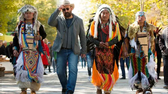 عکس جالب بازیگر پایتخت با سرخپوست ها