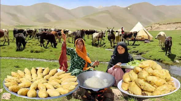 غذاهای سنتی افغانستان؛ دستور پخت محلی با سیب‌زمینی و گوشت + فیلم