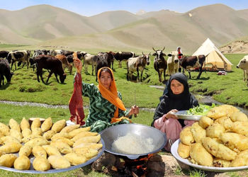 غذاهای سنتی افغانستان؛ دستور پخت محلی با سیب‌زمینی و گوشت + فیلم