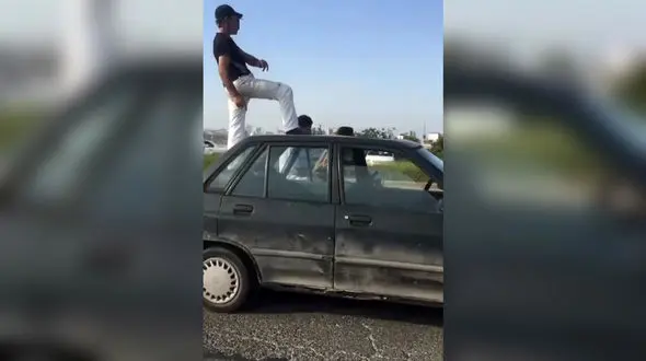 ببینید / اقدام جنون‌آمیز یک مرد میانسال در سنندج با پراید وسط جاده؛ ایستادن روی سقف در حال حرکت!