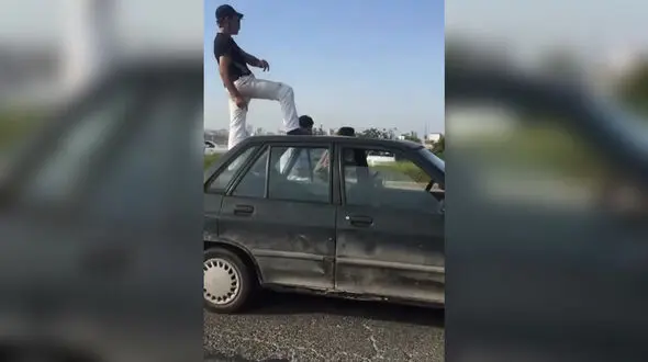 ببینید / اقدام جنون‌آمیز یک مرد میانسال در سنندج با پراید وسط جاده؛ ایستادن روی سقف در حال حرکت!