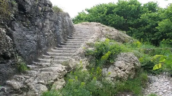 زیبایی هایی در دل سنگ های دخمه فرهاد 