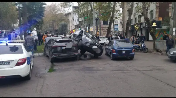 تصادف عجیب در رشت/ خودرو جک روی فونیکس پارک کرد! +عکس