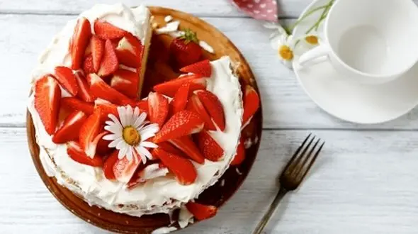 طرز تهیه خوشمزه ترین ژله کیک توت فرنگی