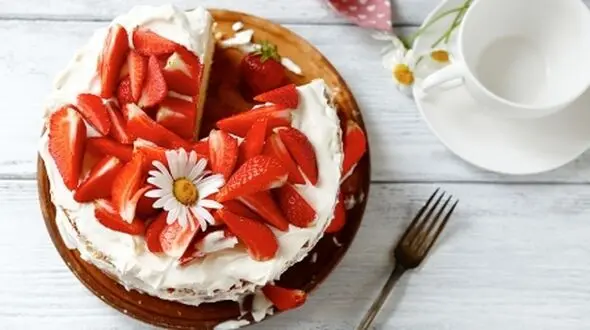 طرز تهیه خوشمزه ترین ژله کیک توت فرنگی