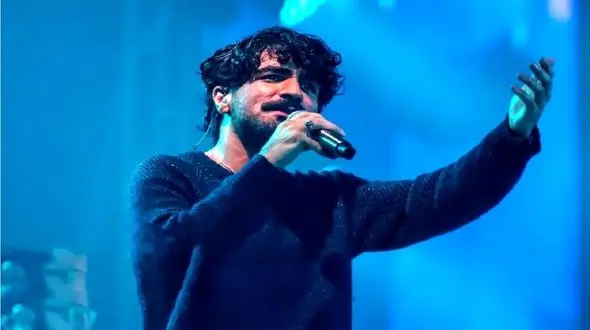 آواز احساسی/عرفان با یه غمی از ته دل از شبوم شبه روزم شبه میخونه که مردم زار زدن باهاش 