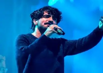 آواز احساسی/عرفان با یه غمی از ته دل از شبوم شبه روزم شبه میخونه که مردم زار زدن باهاش 