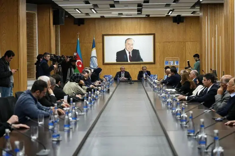 سید عباس عراقچی، معاون وزیر امور خارجه ایران، در جمع اساتید و دانشجویان دانشگاه دولتی باکو