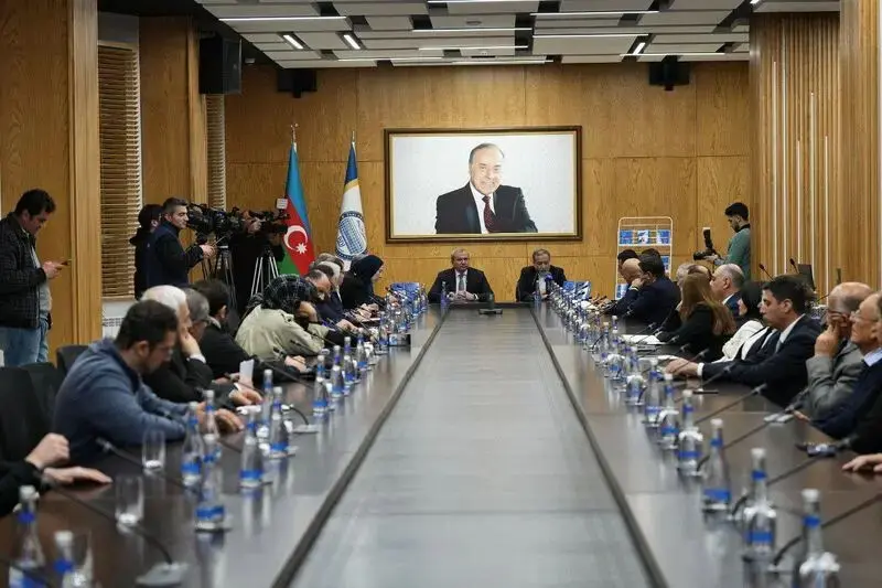سید عباس عراقچی، معاون وزیر امور خارجه ایران، در جمع اساتید و دانشجویان دانشگاه دولتی باکو
