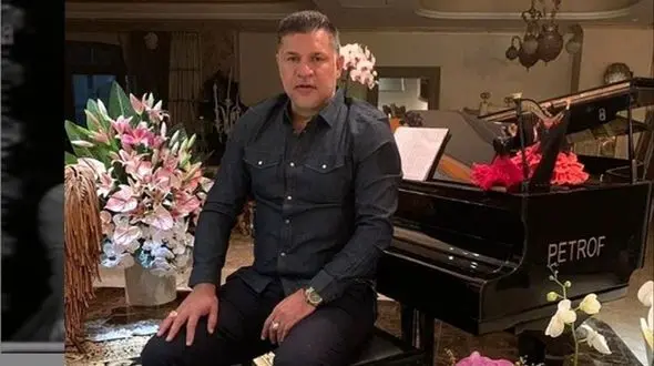 عکس / نگاهی به چیدمان عهدبوقی و شیک خانه مادر علی دایی / از لوستر خوشرنگ خمره ای تا دیوار آینه کاری شده ساعت عتیقه و .../چه تولدی چه کیک خوشگلی+عکس