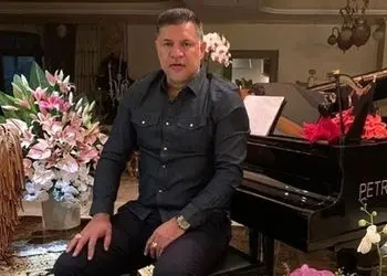 عکس / نگاهی به چیدمان عهدبوقی و شیک خانه مادر علی دایی / از لوستر خوشرنگ خمره ای تا دیوار آینه کاری شده ساعت عتیقه و .../چه تولدی چه کیک خوشگلی+عکس