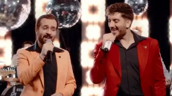 فیلم آواز مخصوص عاشق ها /  فرزاد فرزین کنسرت یه خواننده دیگه خوند قدرت صداش همکاراشم شوکوند جیغا رو !