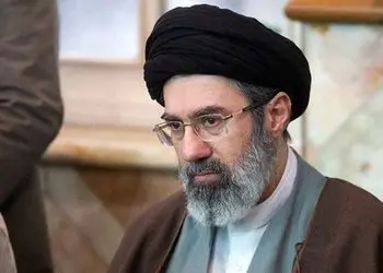 فیلم خاکی بودن آیت الله مجتبی خامنه ای مثل همه همسن و سالانش / آقازاده نبود آقا بود