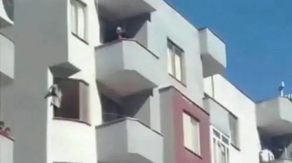زن جوان تبریزی با آویزان شدن از طبقه پنجم یک ساختمان خبر ساز شد + عکس