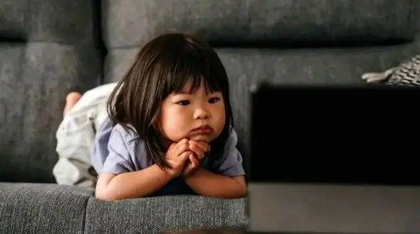 تاثیر منفی نمایشگرها بر سلامت روان کودکان؛ اضطراب در دوره نوجوانی