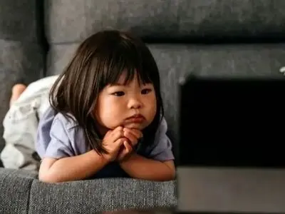 تاثیر منفی نمایشگرها بر سلامت روان کودکان؛ اضطراب در دوره نوجوانی