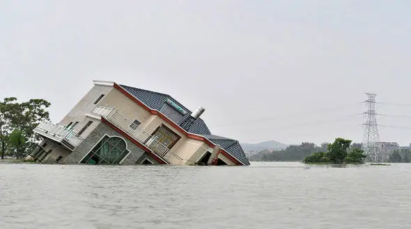 سیل وحشتناکی که تبدیل به پارک آبی شهروند پرهیجان شد + فیلم