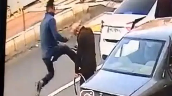 فیلم لحظه حمله یک اوباش به پیرمرد تبریزی / بی رحمانه او را زمین کوبید + توضیحات پسرش 